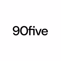 Schwarzes 90five-Logo auf weißem Hintergrund
